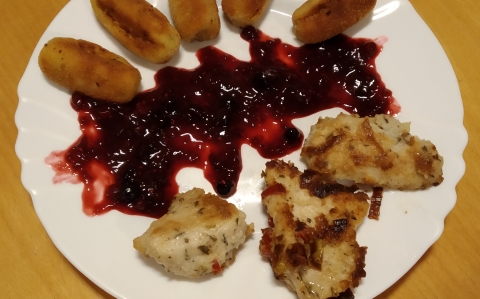 Fűszeres pulykamellszeletek túrórudacskákkal és gyümölcsmártással recept fotóval Fűszeres pulykamellszeletek túrórudacskákkal és gyümölcsmártással
