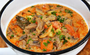 Tejfölös-gombás zúzagulyás