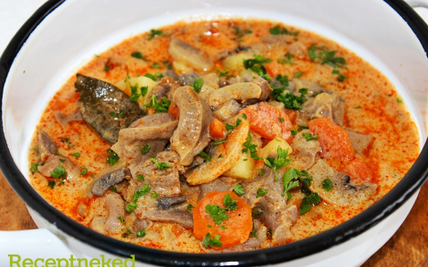 Tejfölös-gombás zúzagulyás