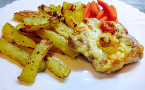 Sajtos pulykamell, fűszeres burgonyával és bébirépával