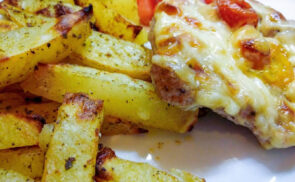 Sajtos pulykamell, fűszeres burgonyával és bébirépával