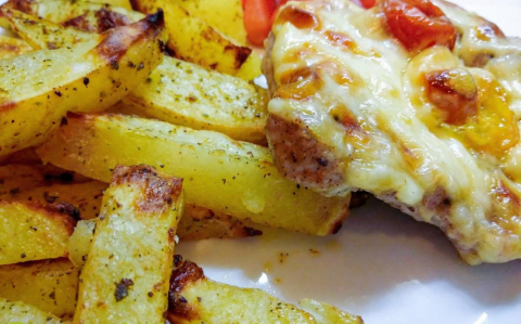 Sajtos pulykamell, fűszeres burgonyával és bébirépával