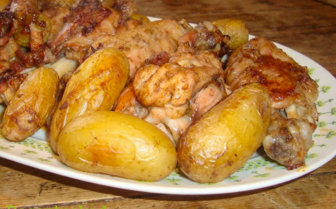 Pulykaszárnyas egytál parázsburgonyával