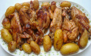Pulykaszárnyas egytál parázsburgonyával