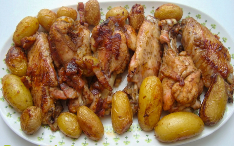 Pulykaszárnyas egytál parázsburgonyával