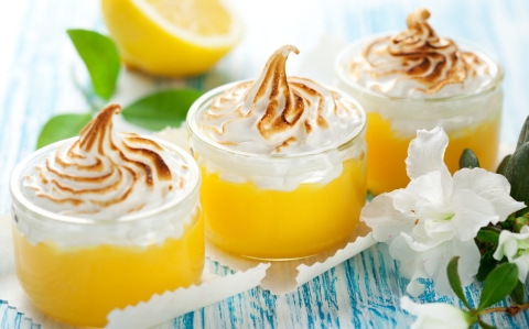 Lemon curd pohárkrém habcsókkal