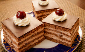 Meggyes-mascarponés mézes kocka