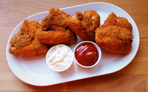 Csirkemájjal tűzdelt, rántott csirkeszárny recept fotóval Csirkemájjal tűzdelt, rántott csirkeszárny