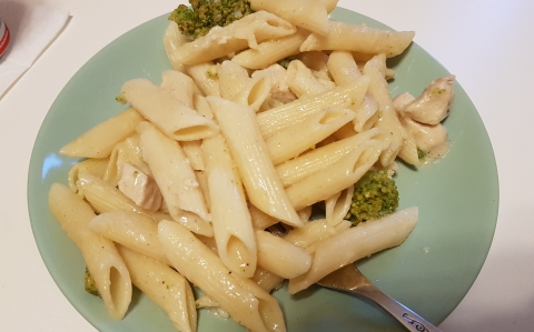Csirkés-brokkolis penne (egyedényes recept) recept fotóval Csirkés-brokkolis penne (egyedényes recept)