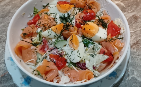 Füstölt lazacsaláta zöldségágyon recept fotóval Füstölt lazacsaláta zöldségágyon