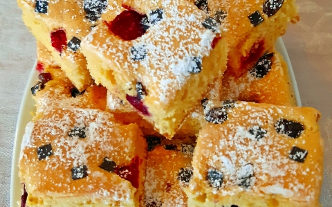 Gyümölcsös-csokis piskóta recept fotóval Gyümölcsös-csokis piskóta