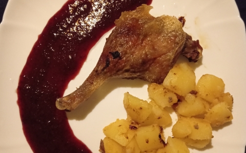 Sült kacsa forgatott burgonyával és fűszeres szilva mártással recept fotóval Sült kacsa forgatott burgonyával és fűszeres szilva mártással