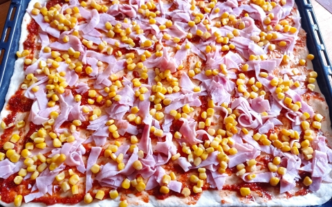 Sonkás-kukoricás házi pizza