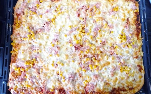 Sonkás-kukoricás házi pizza
