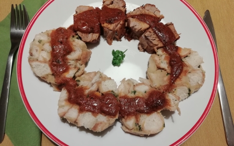 Konfitált barnasörös szűzérmék petrezselymes knédlivel recept fotóval Konfitált barnasörös szűzérmék petrezselymes knédlivel