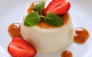 Bodzás panna cotta eperöntettel