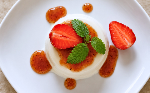 Bodzás panna cotta eperöntettel