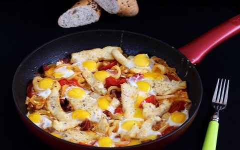 Lecsó csirkemellel és fürjtojással recept fotóval Lecsó csirkemellel és fürjtojással