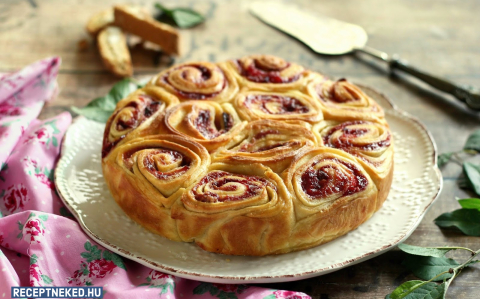 Cantuccinis-szilvás rózsatorta recept fotóval Cantuccinis-szilvás rózsatorta