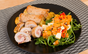 Sajtos-sonkás göngyölt karaj recept fotóval Sajtos-sonkás göngyölt karaj