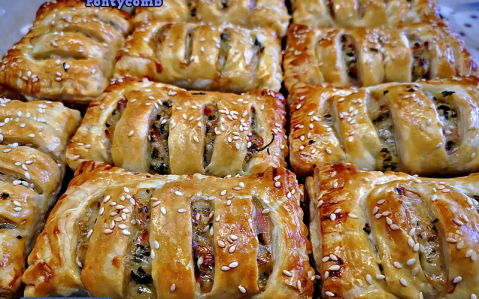Sajtos-sonkás-medvehagymás uzsonna recept fotóval Sajtos-sonkás-medvehagymás uzsonna
