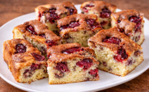 Kavart sütemény gyümölcsdarabokkal