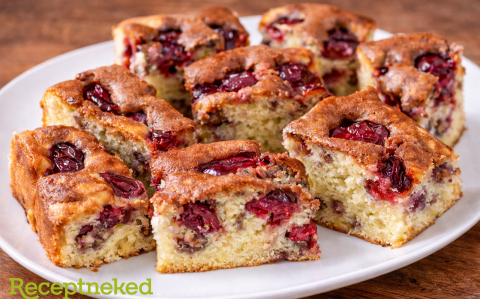 Kavart sütemény gyümölcsdarabokkal