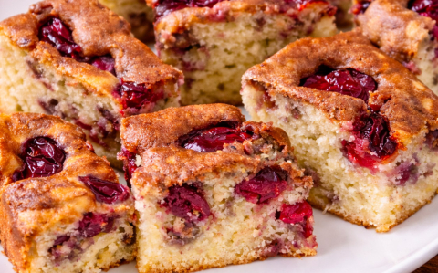 Kavart sütemény gyümölcsdarabokkal