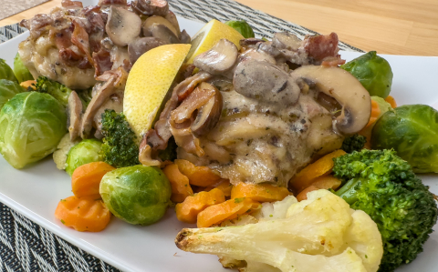 Csirkecomb gombás-kakukkfüves szószban recept fotóval Csirkecomb gombás-kakukkfüves szószban