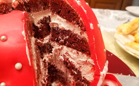 Vörösbársony karácsonyfagömb torta