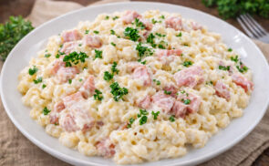 Kétszalonnás-tejfölös, sajtos galuska