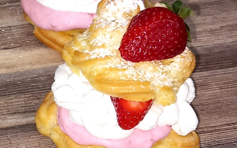 Fehér csokoládés, epres-mascarponés képviselőfánk recept fotóval Fehér csokoládés, epres-mascarponés képviselőfánk