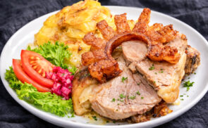 Sörben sült csülök hagymás tepsis krumplival