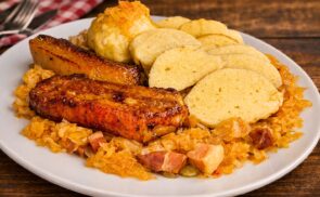 Káposztaágyon főtt gőzgombóc sült oldalassal