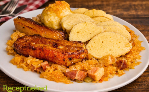 Káposztaágyon főtt gőzgombóc sült oldalassal