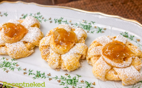 Almagyűrű leveles tésztában