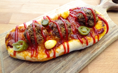Sajtos, húsgolyós pizza lepény recept fotóval Sajtos, húsgolyós pizza lepény