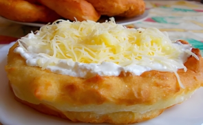 Duplán sajtos, joghurtos lángos