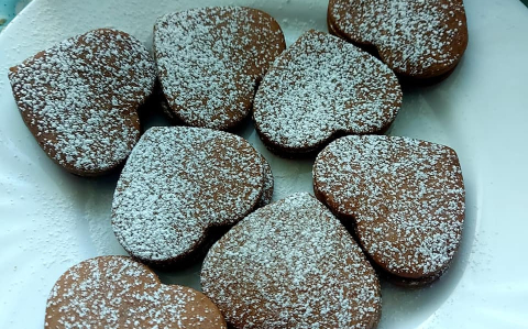 Csokoládé szívek lekvárral töltve recept fotóval Csokoládé szívek lekvárral töltve