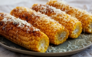 Fokhagymás-parmezános grillezett kukorica