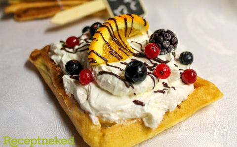 Gofri velvet habbal, gyümölcsökkel recept fotóval Gofri velvet habbal, gyümölcsökkel