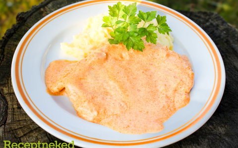 Karajszeletek paprikás-tejfölös szósszal, habos krumplipürével recept fotóval Karajszeletek paprikás-tejfölös szósszal, habos krumplipürével
