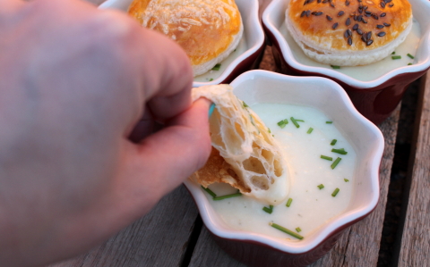 Sajtkrémleves tésztapuffanccsal recept fotóval Sajtkrémleves tésztapuffanccsal