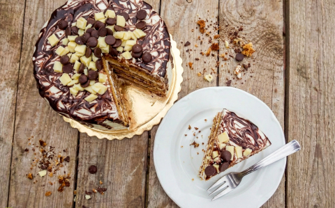 Vaníliás, csokiszirupos torta