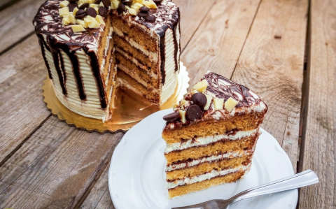 Vaníliás, csokiszirupos torta