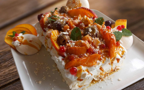 Habos, gyümölcsös pavlova
