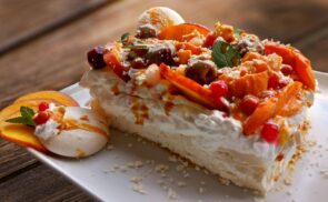 Habos, gyümölcsös pavlova