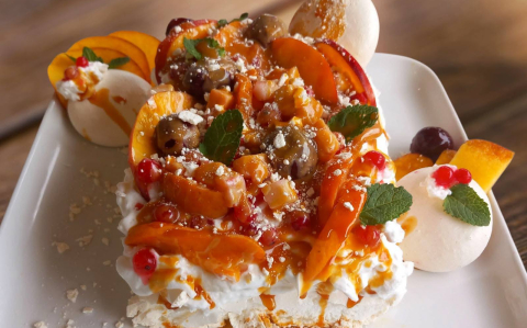 Habos, gyümölcsös pavlova