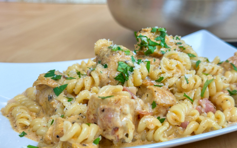 Csirkés-baconos tészta recept fotóval Csirkés-baconos tészta