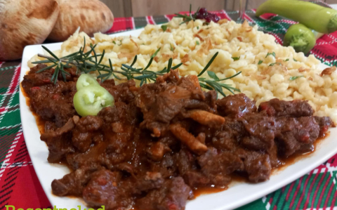 Vörösboros szarvaspörkölt